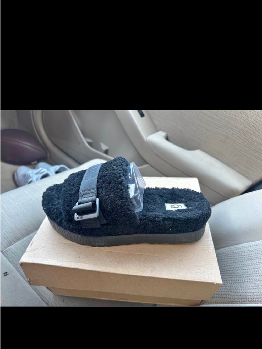 UGG sandal NIB